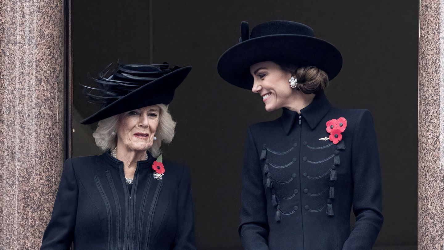 La reina Camilla y la princesa de Gales, en el balcón del Ministerio de Asuntos Exteriores. (Reuters)