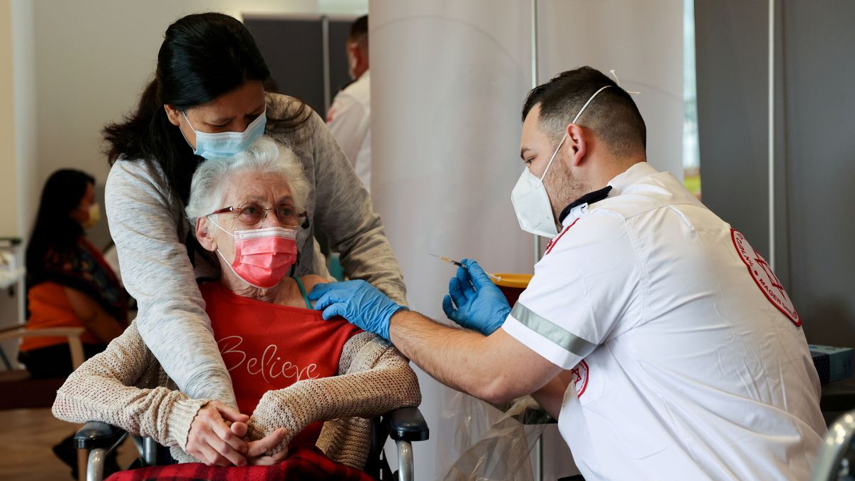 Israel administrará una tercera dosis de la vacuna a los mayores de 60