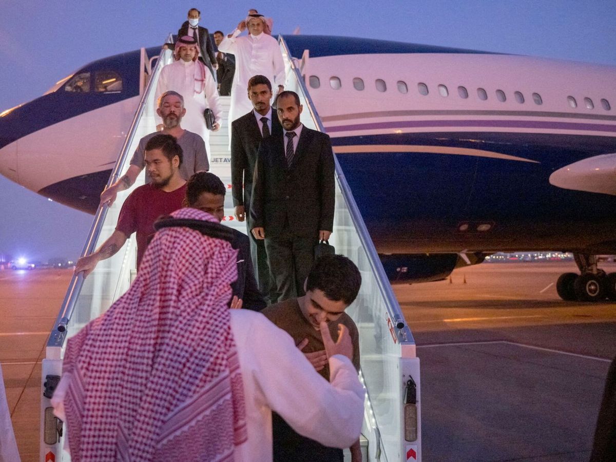 Foto: Los voluntarios extranjeros liberados, a su llegada a Riyad. (Saudi Press Agency) 