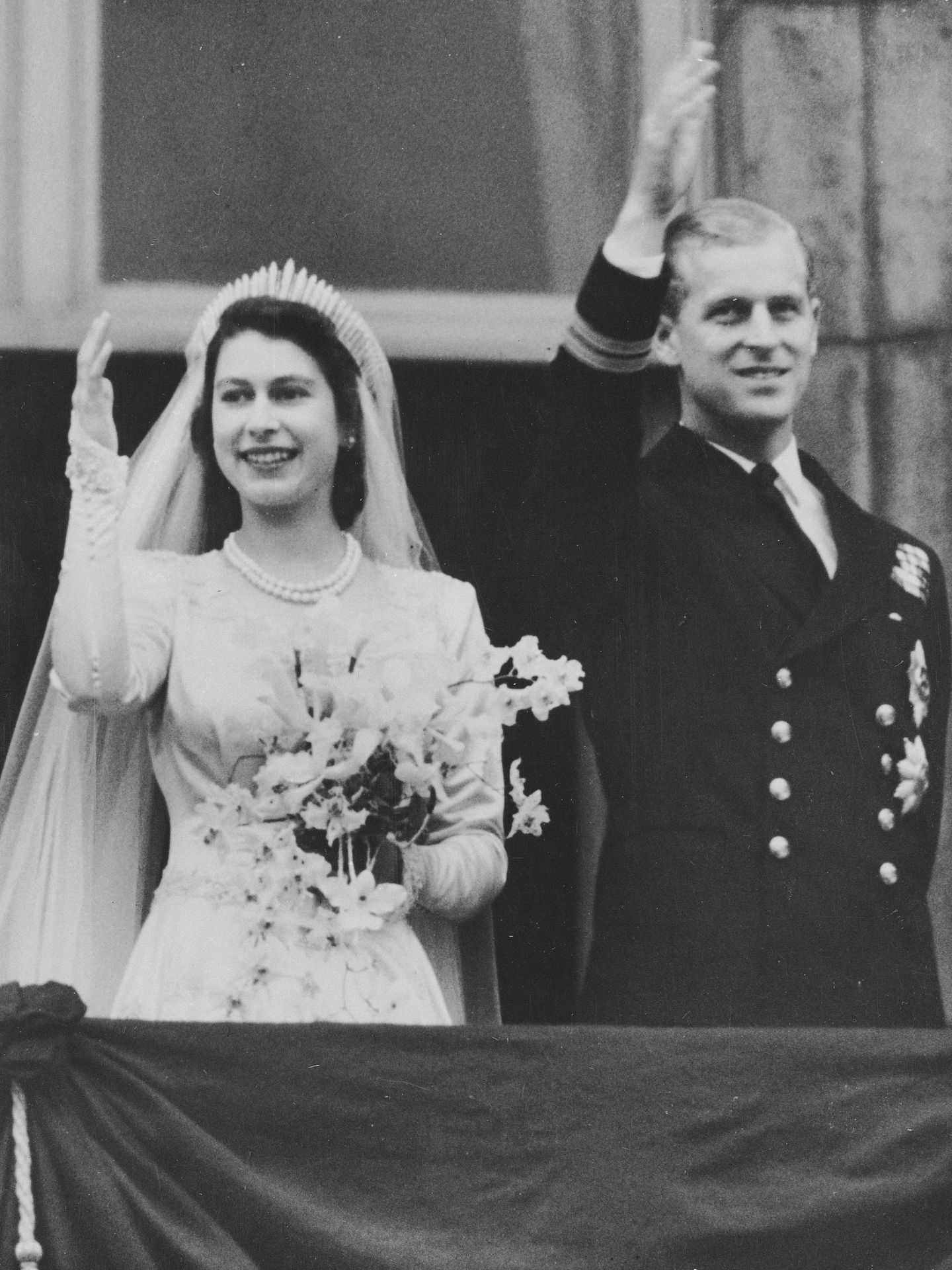 La entonces princesa Isabel, junto al príncipe Felipe el día de su boda. (Gtres)