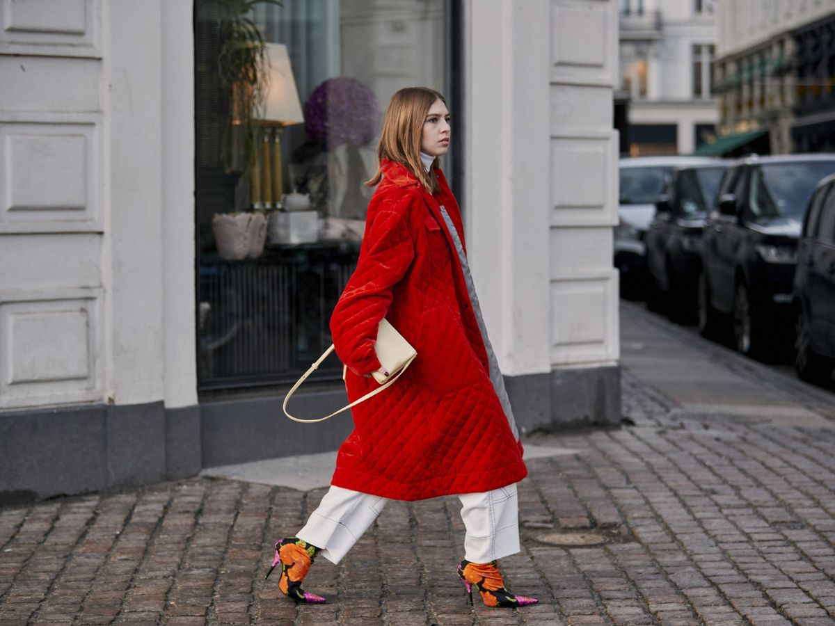 Foto: Una insider pasea con un abrigo guateado de color rojo por las calles de Copenhague. (Imaxtree)