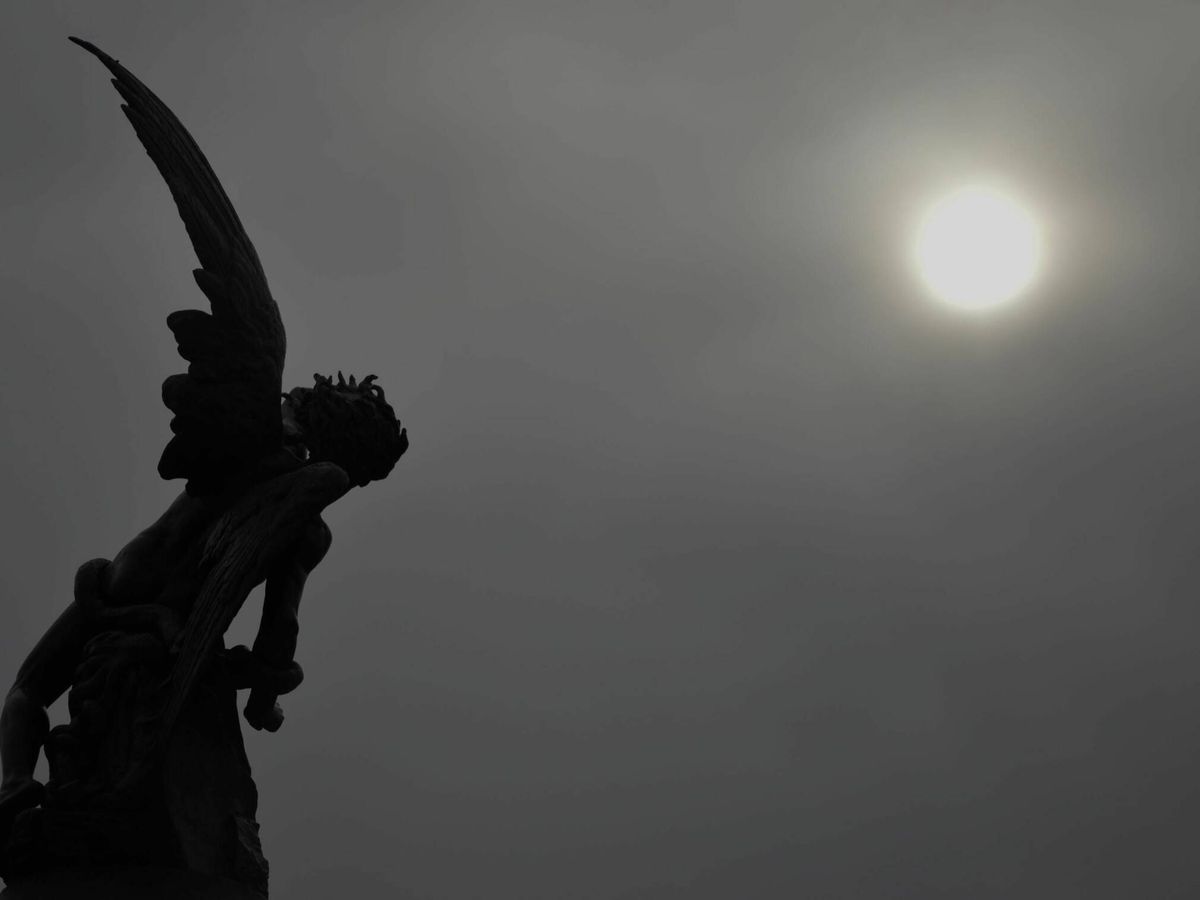 Foto: Ángel Caído con un eclipse. (Ignacio Bazarra)