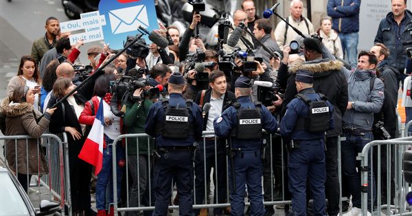 Foto: Manifestantes contra Emmanuel Macron. (Reuters)