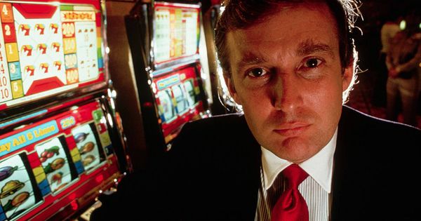 Foto: Una imagen de Donald Trump dentro de un casino. 