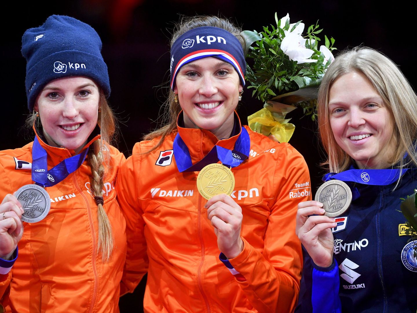Lara van Ruijven posa con la medalla de plata en los campeonatos europeos. (EFE)
