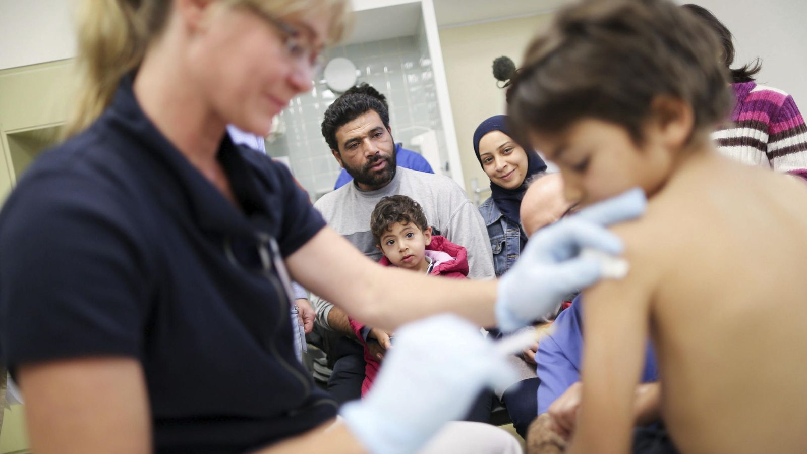 Foto: Una enfermera vacuna a un niño en un hospital alemán. (EFE)