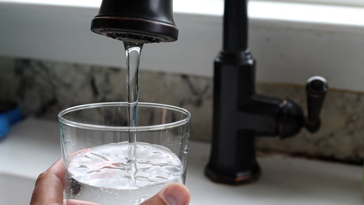 Agua pobre en deuterio, la nueva 'genialidad' contra el cáncer (y otros mitos muy dañinos)