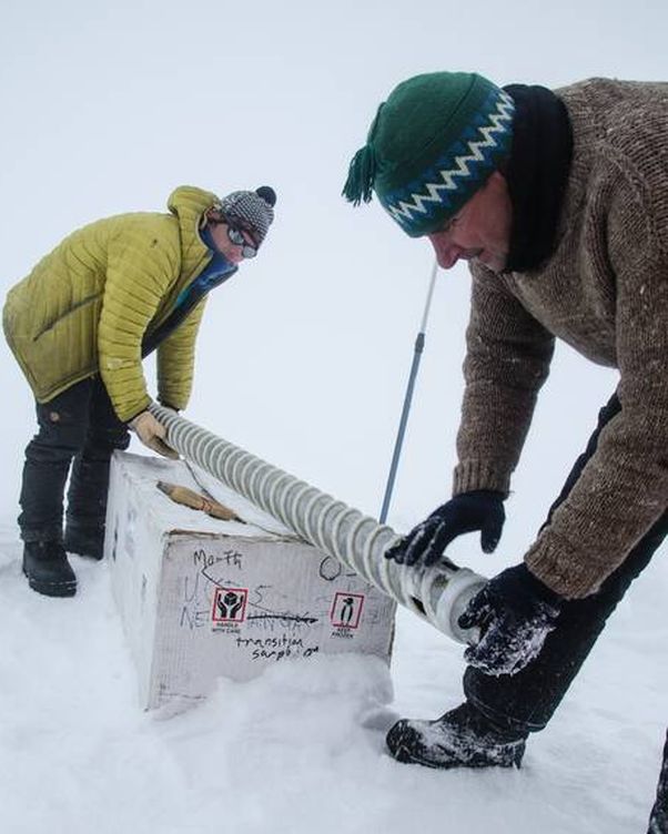 Los investigadores preparando las herramientas para extraer las muestras de hielo centenario. Foto: Sarah Das/Woods Hole Oceanographic Institution