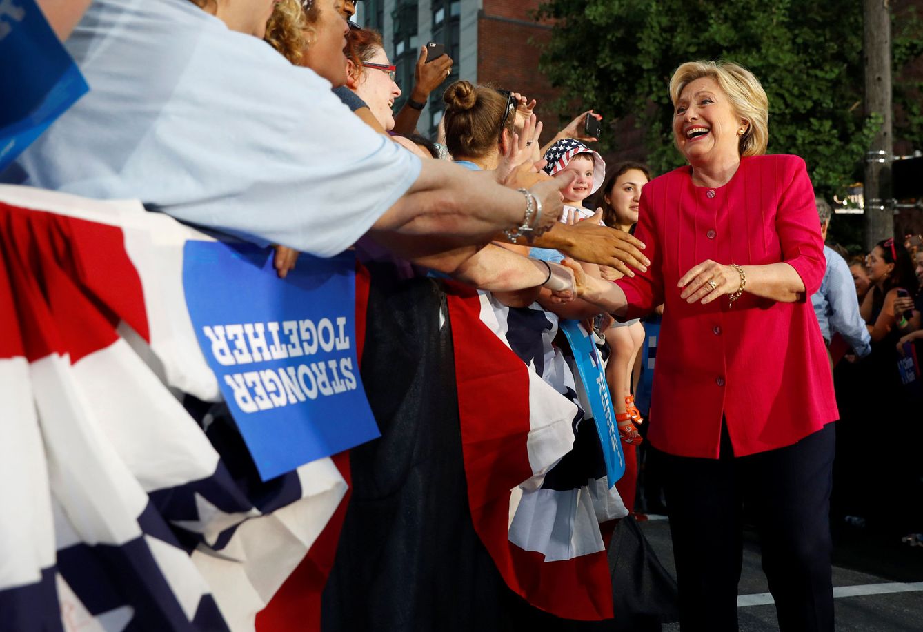 La candidata presidencial demócrata, Hillary Clinton, saluda a sus seguidores en Harrisburg, Pennsylvania. (Reuters)