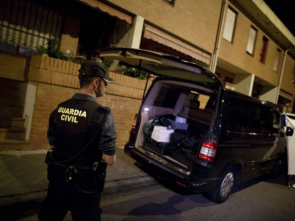 Foto: Un agente de la Guardia Civil en la investigación de un homicidio en Majadahonda, Madrid. (Getty/Pablo Blazquez)