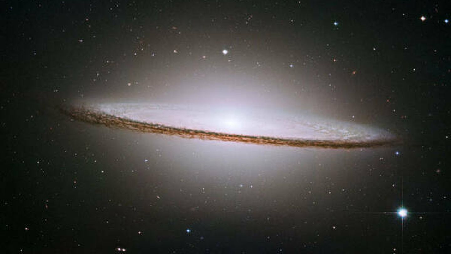 La galaxia del sombrero captada por el Hubble, la cual contiene el equivalente a 800 mil millones de Soles y que se encuentra aproximadamente a 30 millones de años luz. (NASA)