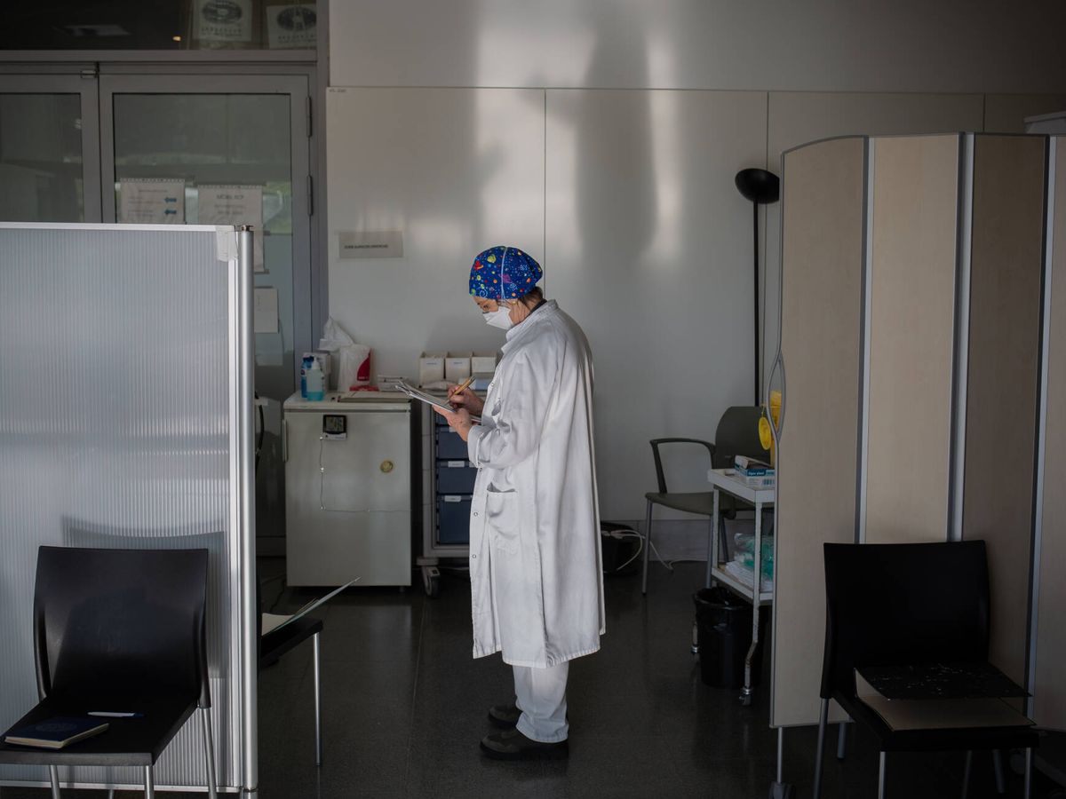 Foto: Una enfermera en el Hospital de la Santa Creu i Sant Pau de Barcelona. Fotografía: David Zorrakino / Europa Press. 