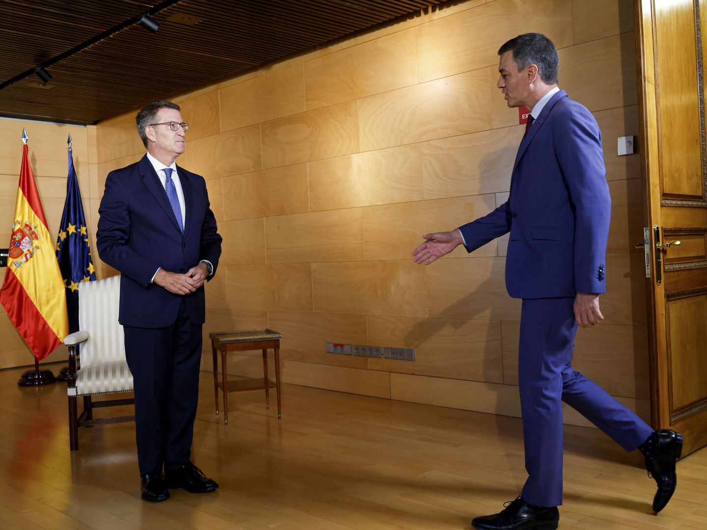 El líder del PP, Alberto Núñez Feijóo (i), y el presidente del Gobierno en funciones y secretario general del PSOE, Pedro Sánchez, al inicio de la reunión mantenida este miércoles en el Congreso. (Mariscal/EFE)
