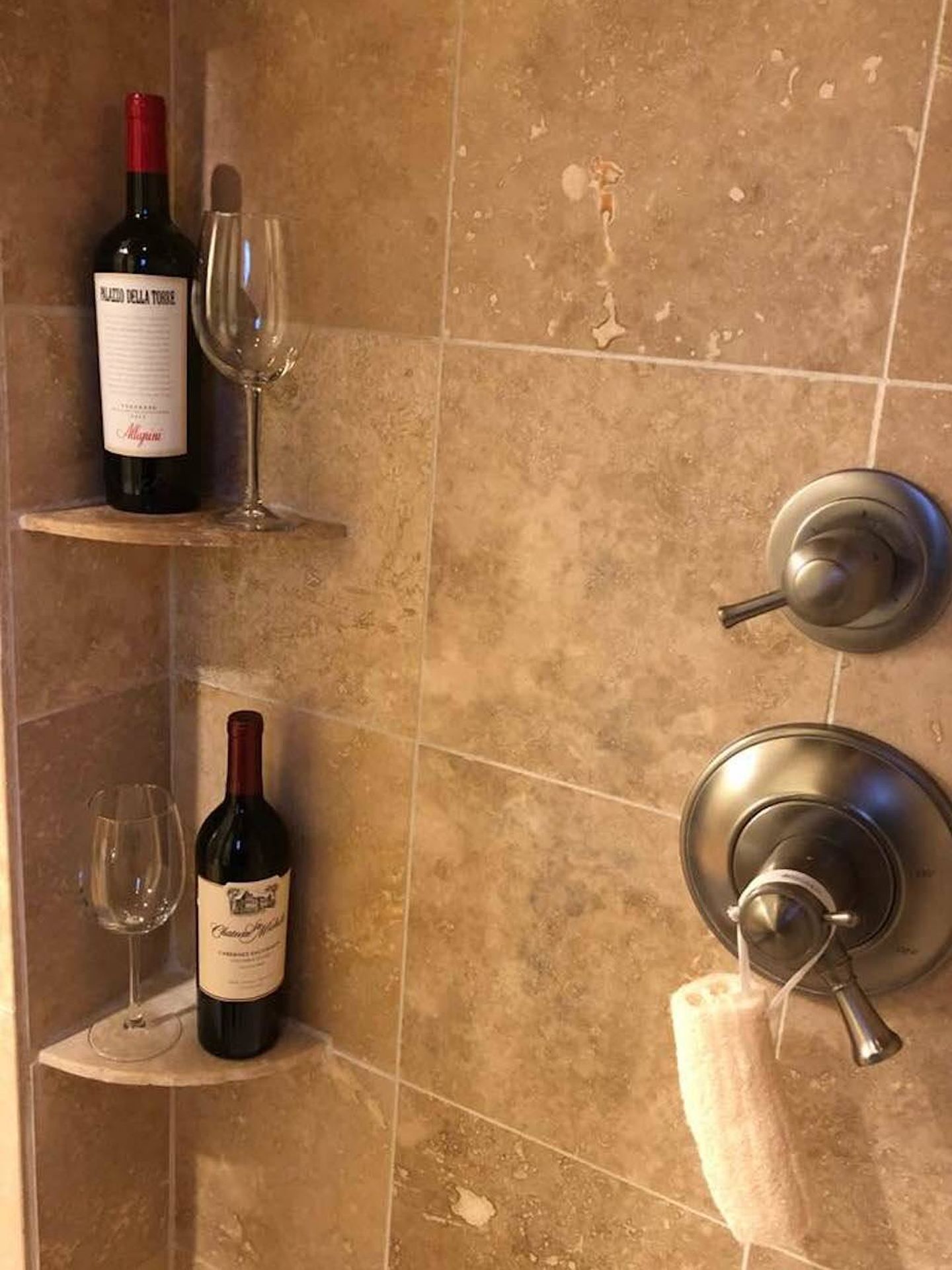 Una barra en la ducha, literal. (Facebook)