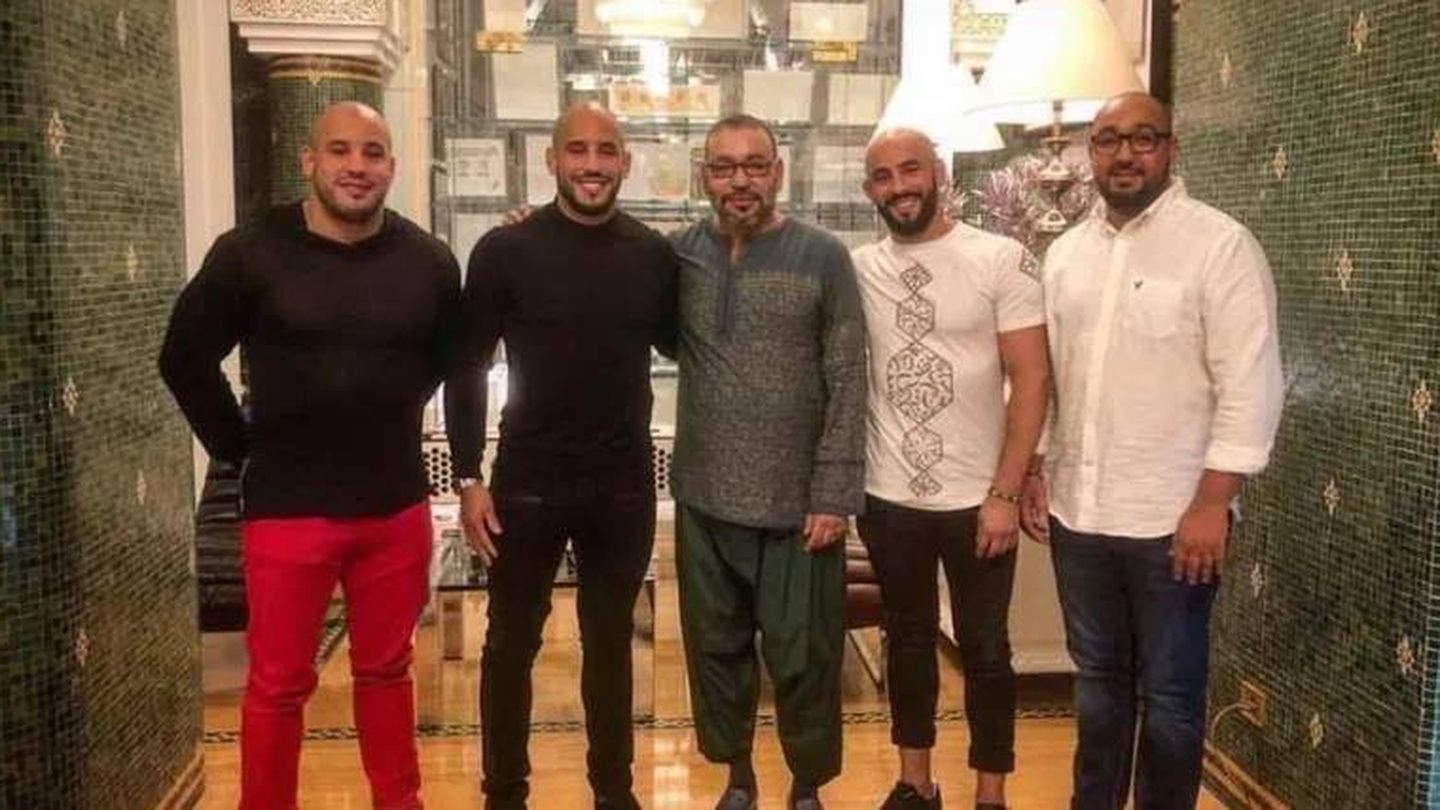 El rey, con Abu Azaitar, sus dos hermanos y otro amigo en un Iftar (cena de ruptura del Ramadán). (Redes Sociales)