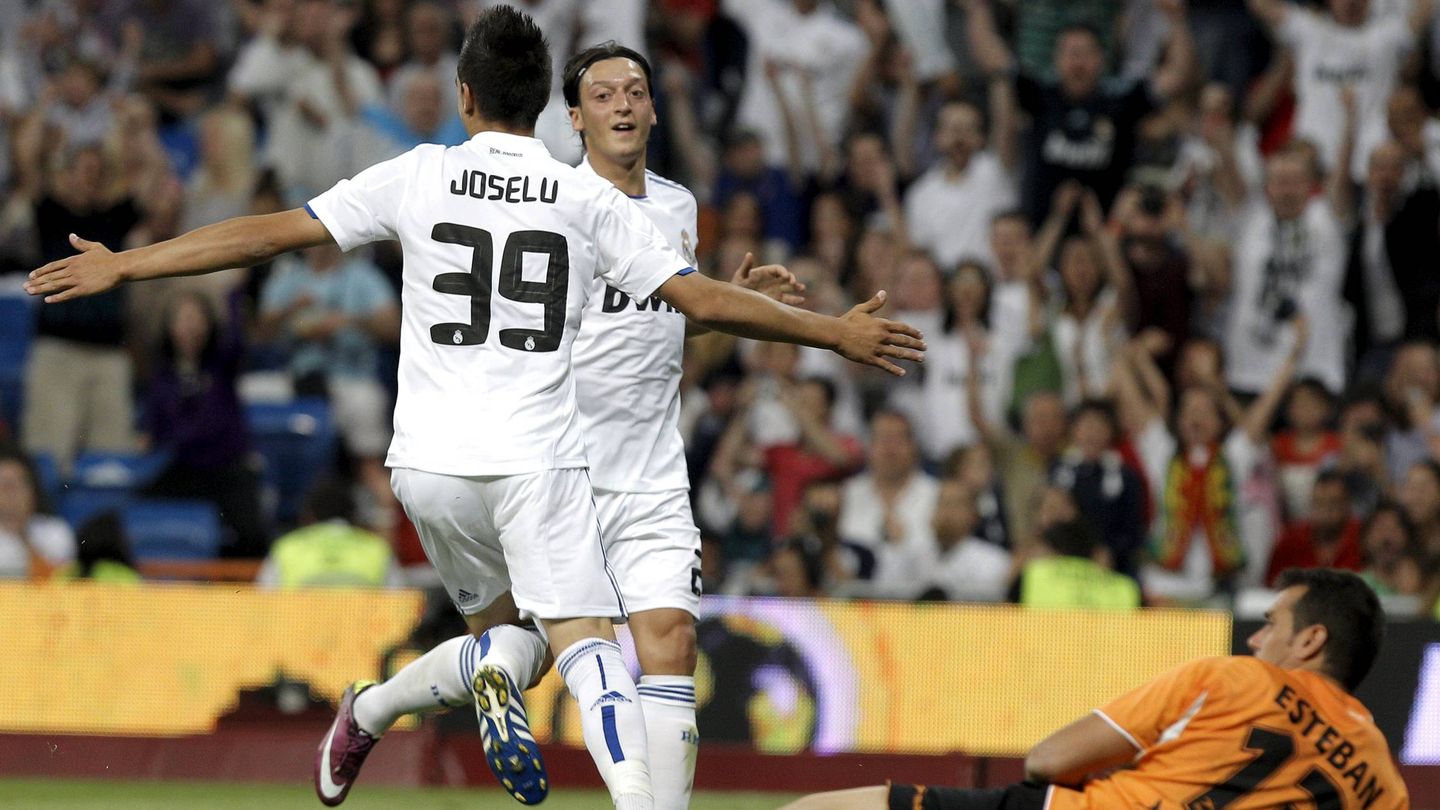 Joselu celebra su primer gol con el Real Madrid junto a Mesut Özil en mayo de 2011. (EFE/JuanJo Martín).