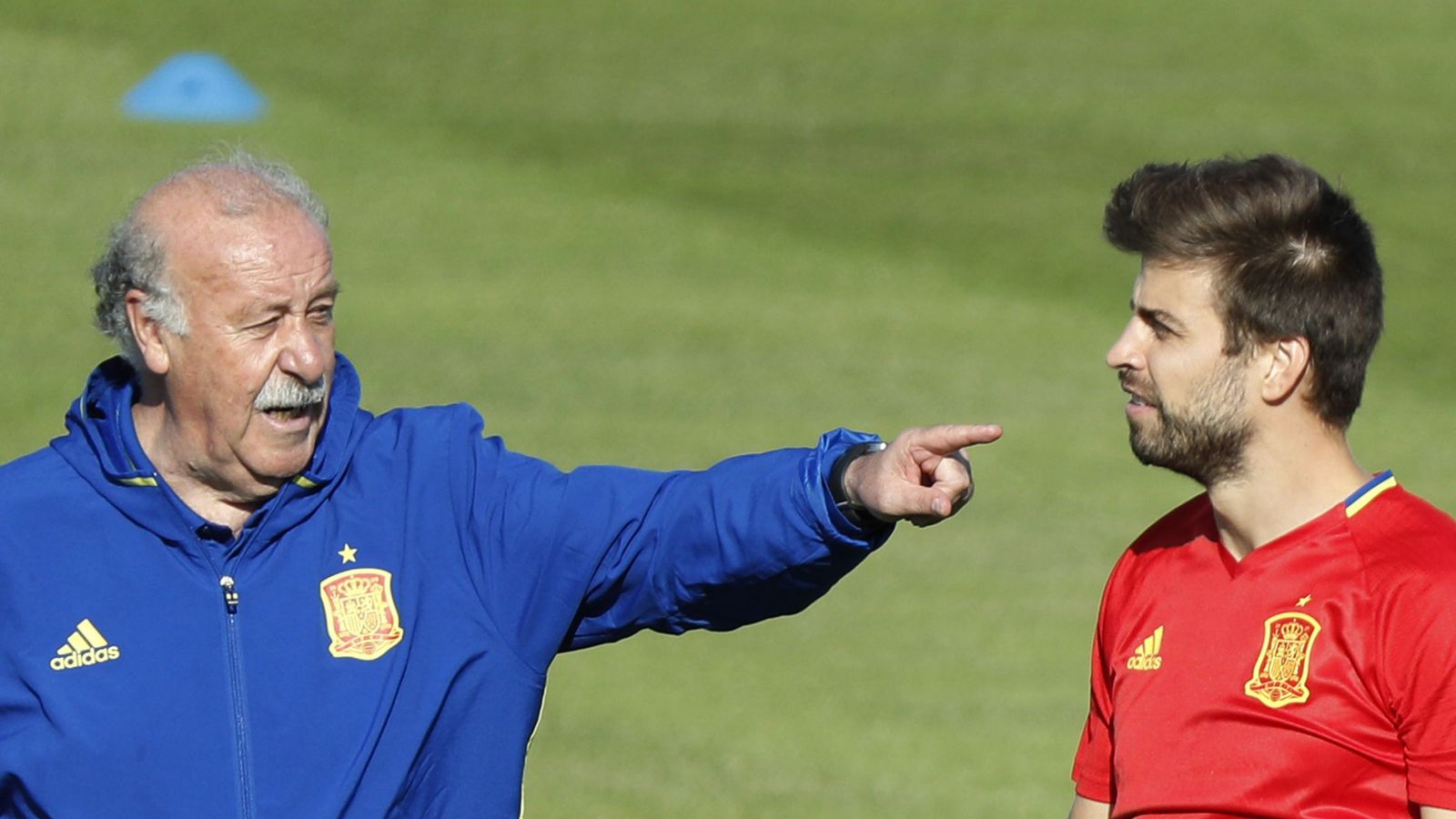 Foto: Del Bosque y Piqué, durante un entrenamiento de España. (EFE)