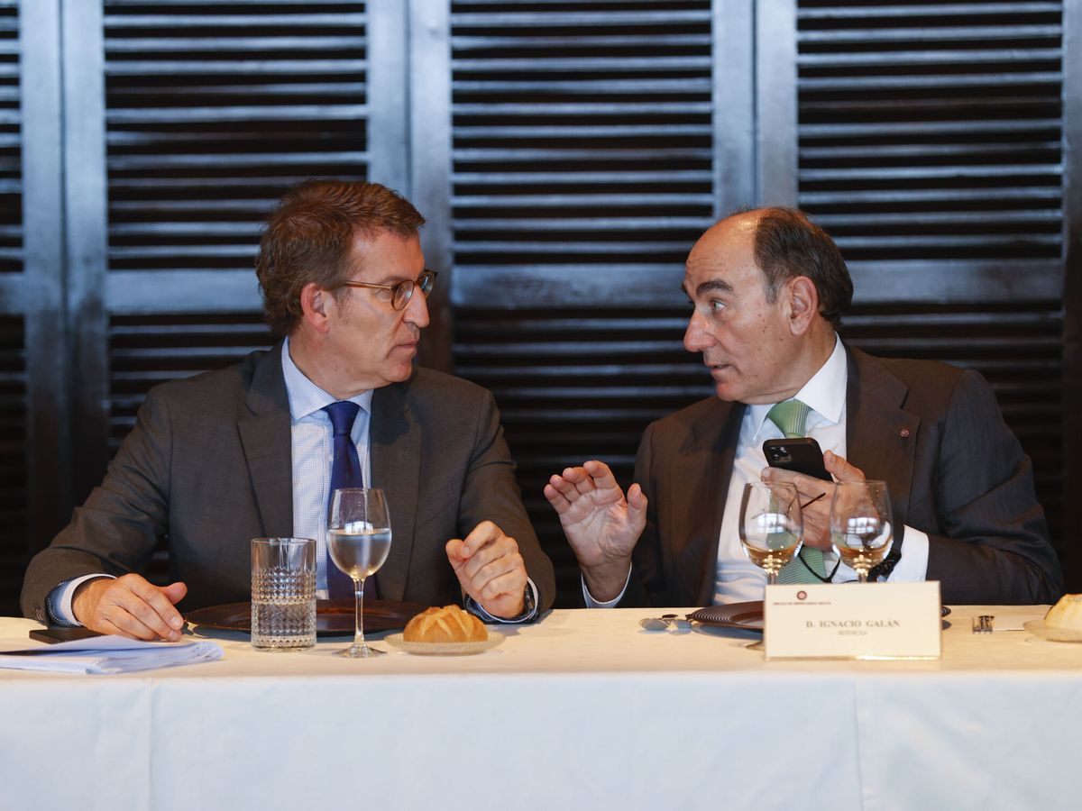 Foto: El presidente del PP, Alberto Núñez Feijóo (i), y el presidente de Iberdrola, Ignacio Sánchez Galán (d). (EFE/Miguel Toña)