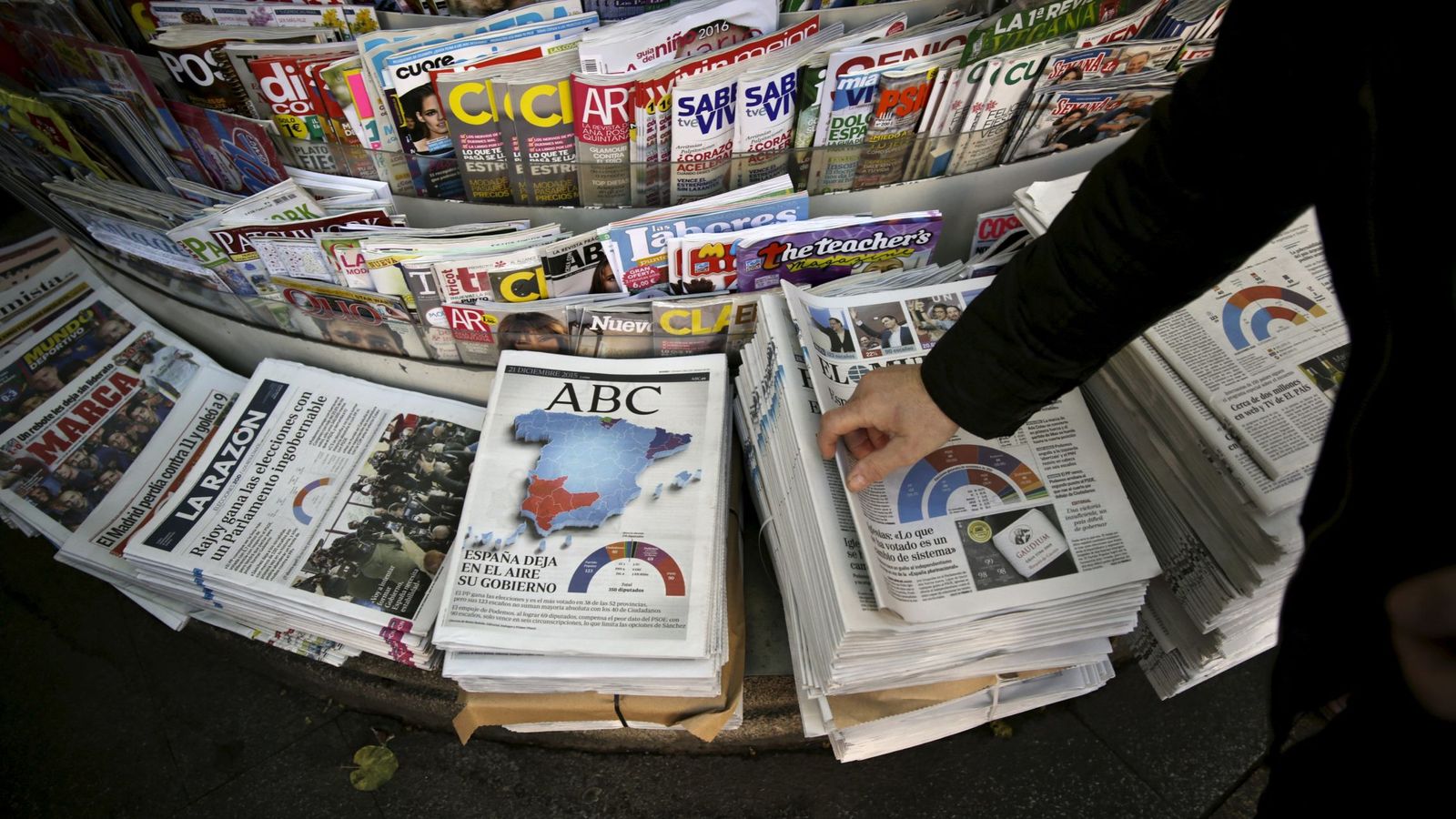 Foto: Imagen de archivo de un quiosco con varios periódicos. (Reuters)