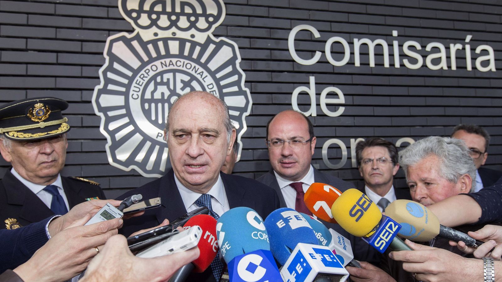 Foto: El ministro del Interior, Jorge Fernández Díaz, junto al número dos de la Policía, Eugenio Pino, el pasado 31 de marzo en la inauguración de la nueva comisaría de Lorca (Murcia). (EFE)