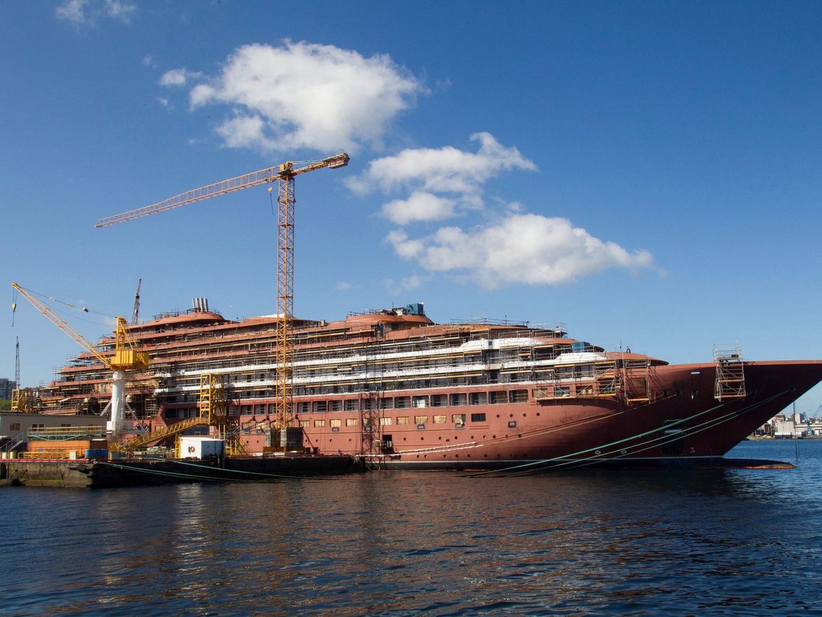 Foto: Construcción de un trasatlántico en el astillero Barreras, en Vigo. (Salvador Sas/EFE)