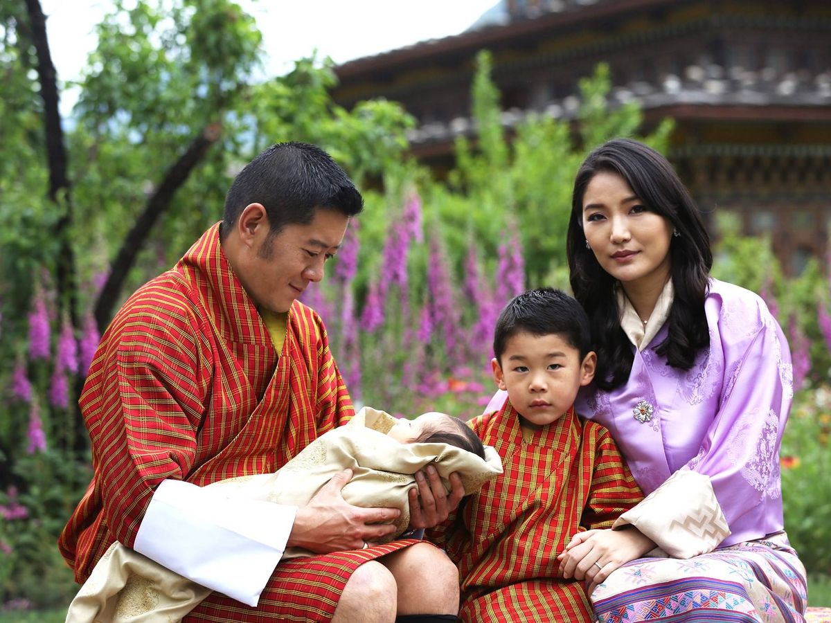 Foto: Los reyes de Bután, con sus dos hijos. (Royal Office For Media)