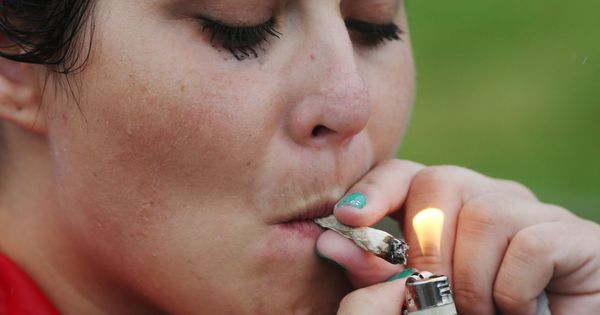 Foto: Una mujer se enciende un cigarrillo de cannabis (Reuters/Dominick Reuter)