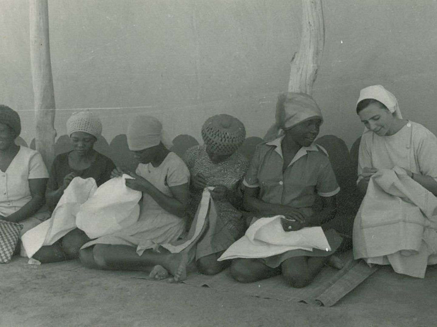 Pilar Cacho durante un taller de costura en Zimbabue, en 1978. (Proyecto Memoria Casa África)