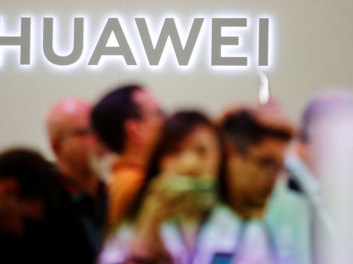 Foto: Grupo de personas frente al logo de Huawei en una imagen de archivo. (Reuters)