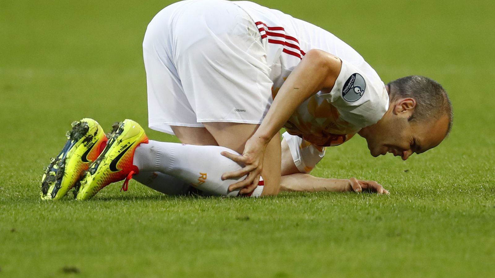 Foto: Iniesta se duele de un golpe durante el partido (Michael Dalder/Reuters).