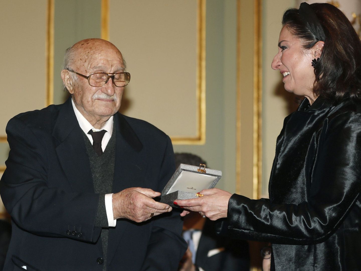Bernabé Martí, viudo de Montserrat Caballé, recibe la Medalla de Oro de la ciudad de manos de su hija, Montse Martí. (EFE)