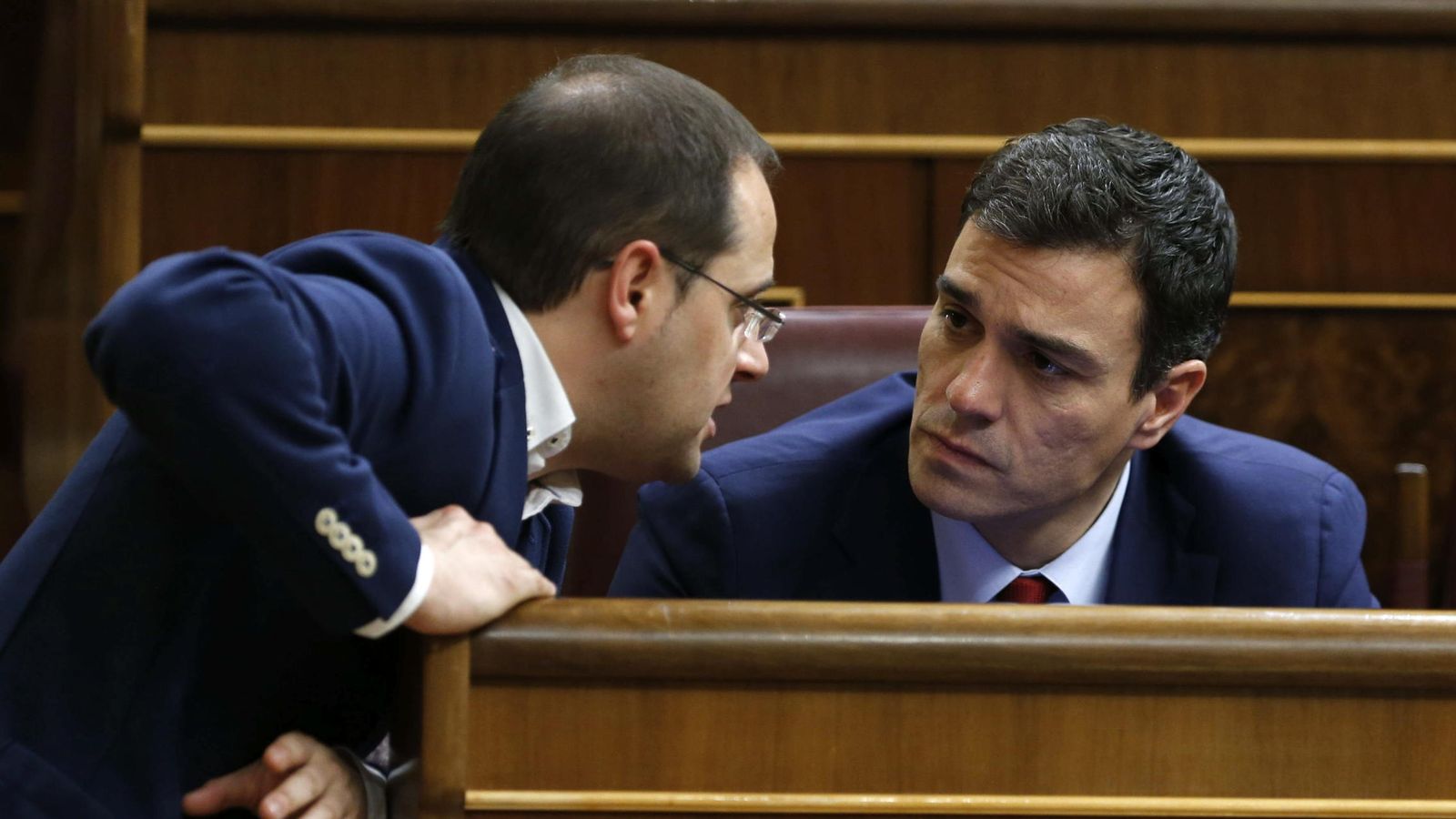Foto: César Luena conversa con Pedro Sánchez durante el último debate del estado de la nación, el pasado 24 de febrero en el Congreso. (EFE)