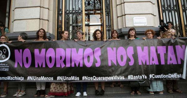 Foto: Concentración en Zaragoza contra la violencia de género. (EFE)
