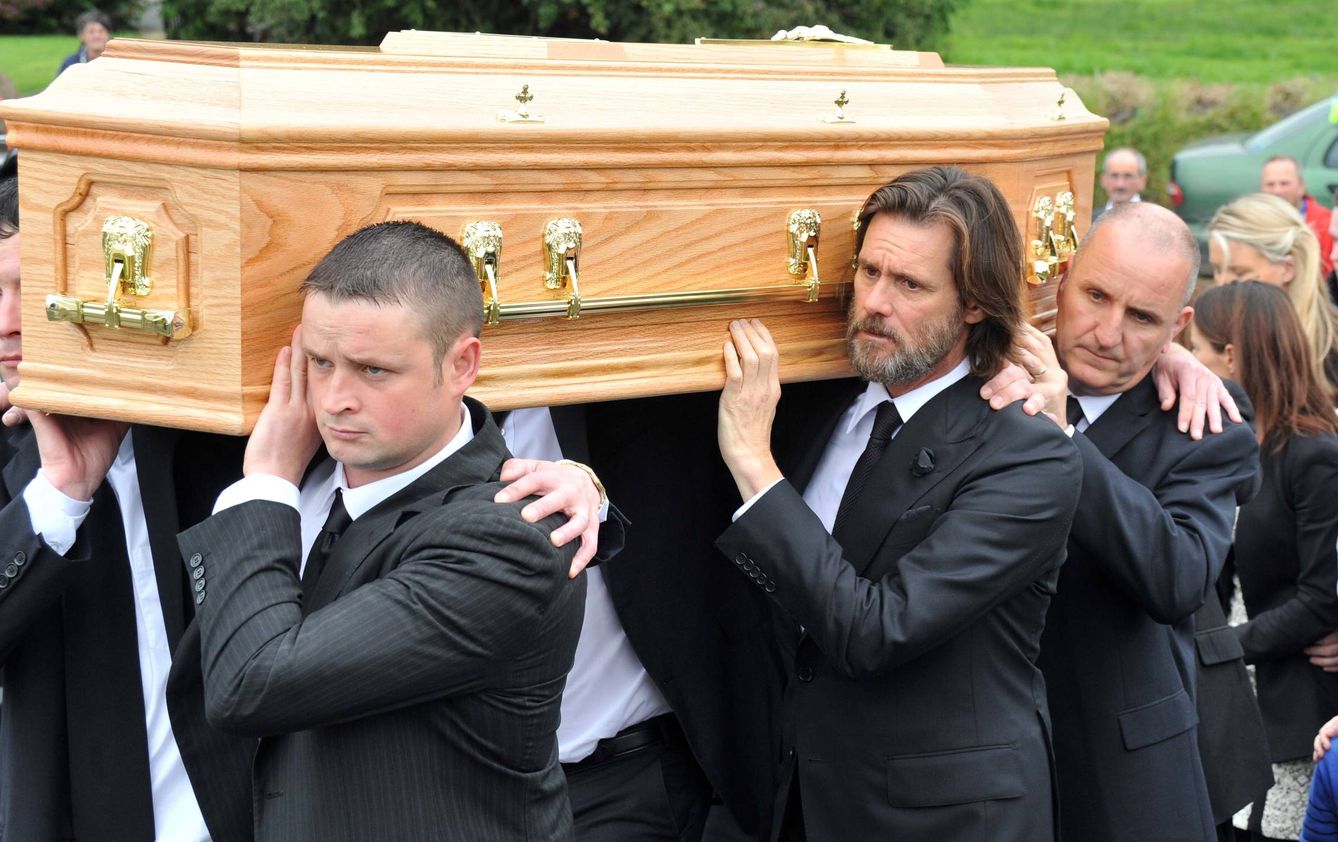 El actor Jim Carrey en el funeral de su novia, Catheriona White. (Gtres)