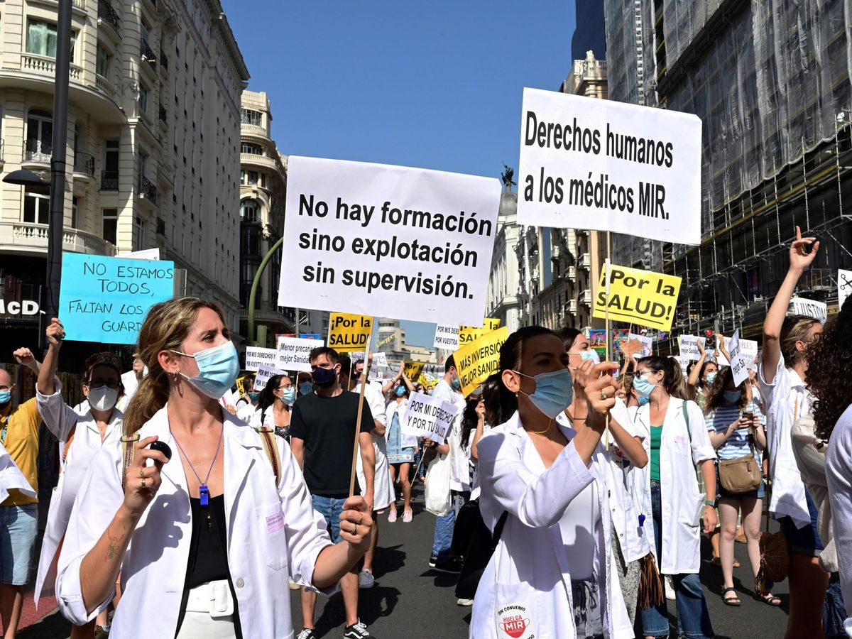 Foto: Varios médicos residentes se manifiestan por la Gran Vía de Madrid. (EFE)