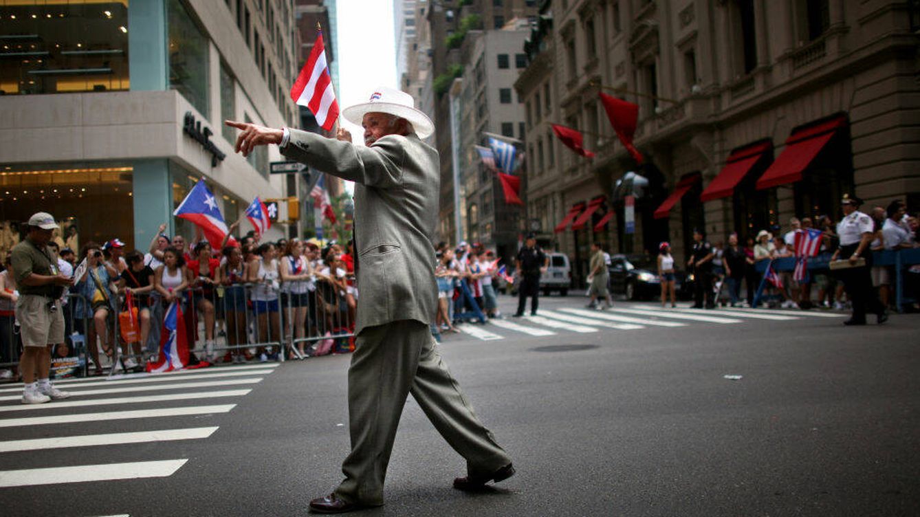 Foto: Un hombre camina por las calles de la Quinta Avenida en Nueva York durante la celebración del día del orgullo Puerto Riqueño. (Gettty/Yana Paskova)