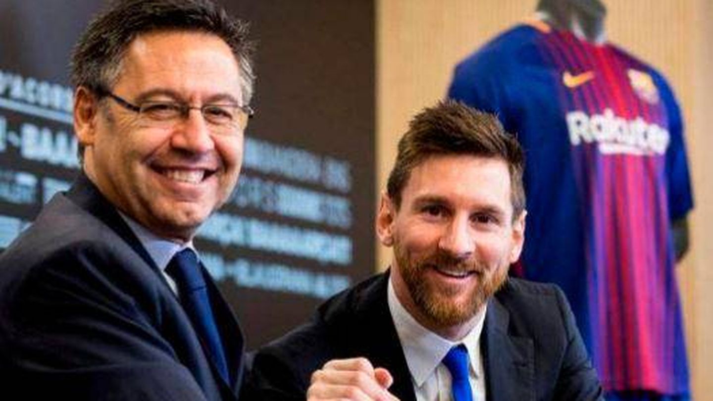 Bartomeu junto a Messi en su último acto de renovación. (EFE)