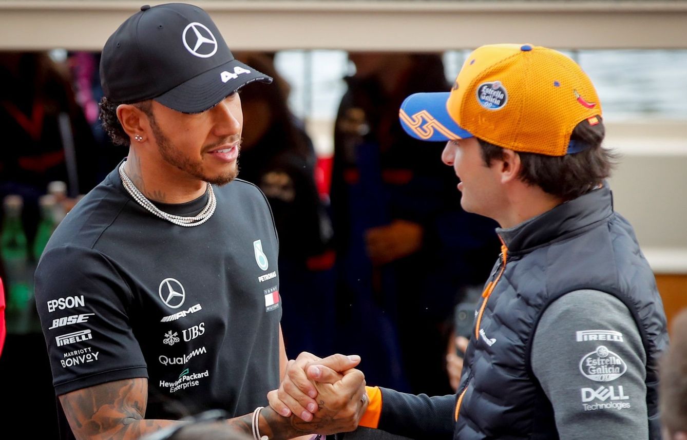Lewis Hamilton y Carlos Sainz se saludan durante la temporada. (EFE)