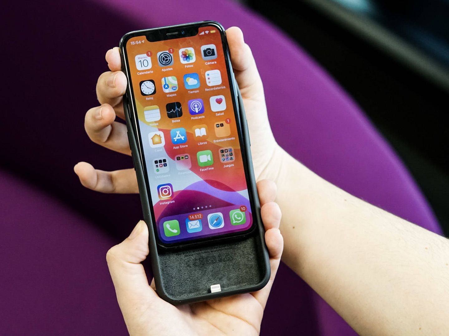 El iPhone 11 Pro con la Smart Battery Case. (M. Mcloughlin)