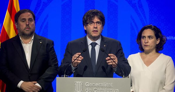 Foto: El presidente de la Generalitat, Carles Puigdemont (c), junto a la alcaldesa de Barcelona, Ada Colau (d), y el vicepresidente, Oriol Junqueras. (EFE)