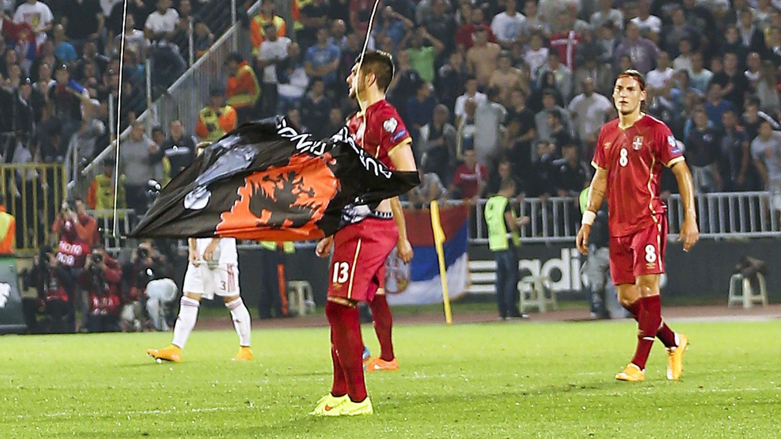 Foto: Momento en el que Mitrovic retira la bandera de la 'Gran Albania' del césped (Efe).