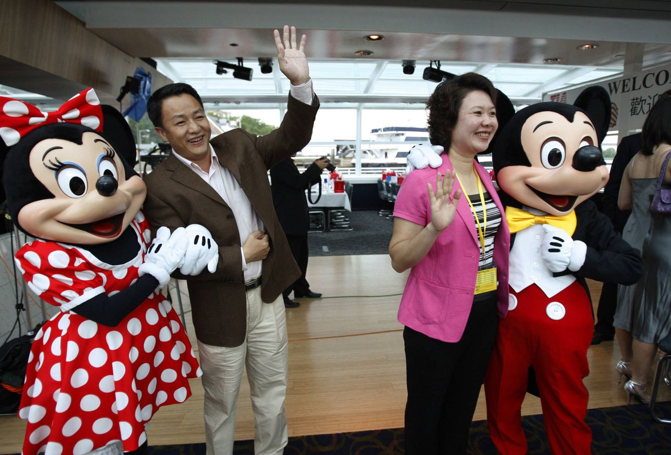 El primer grupo de turistas chinos en viaje organizado a EEUU abraza a personajes de Disney en Washington, en 2008. (Reuters)