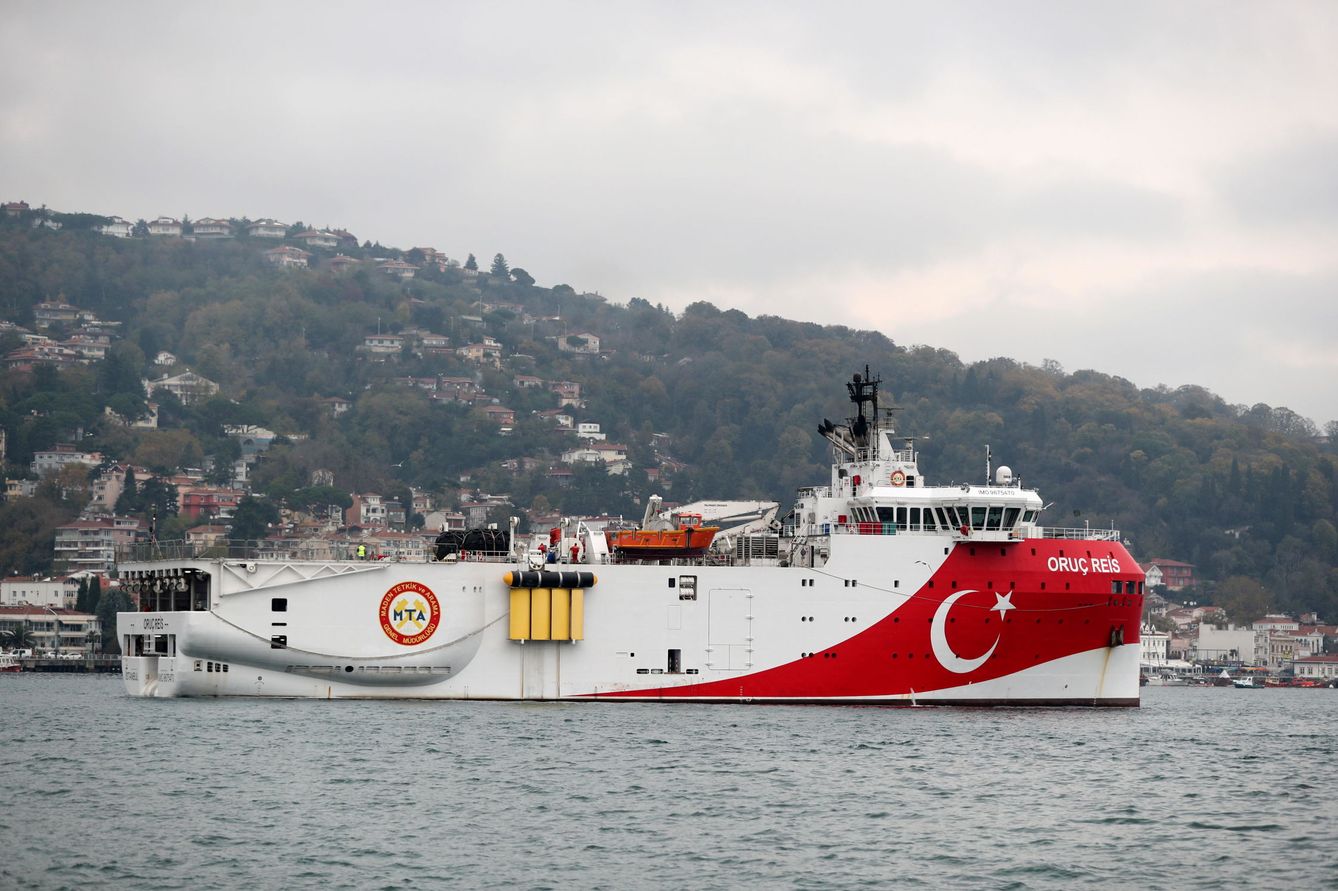 El barco de prospección turco, tras abandonar el puerto de Antalya. (EFE)