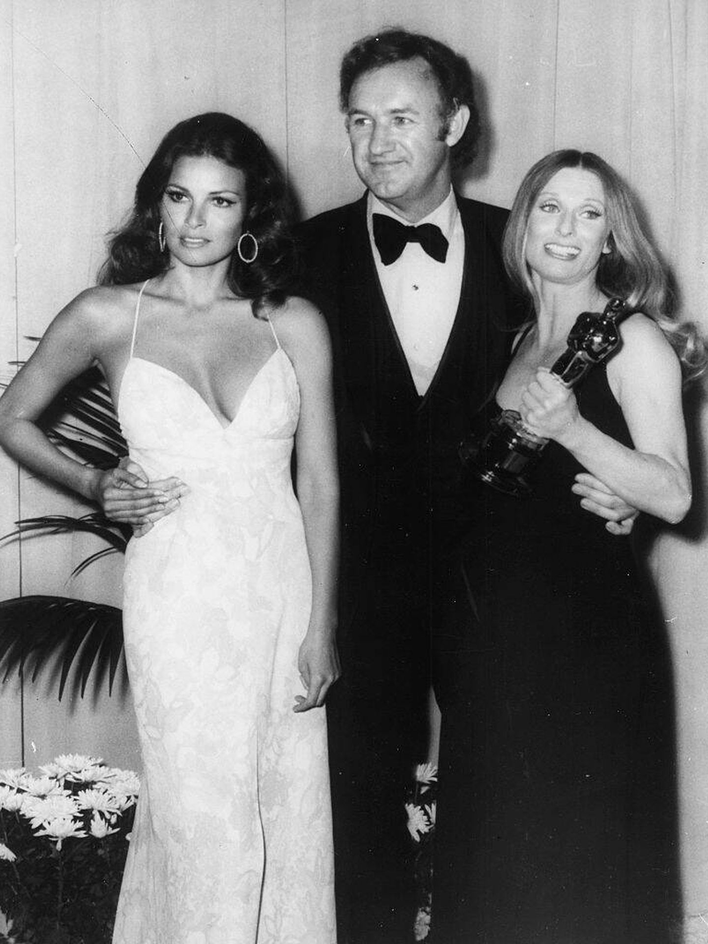  Raquel Welch, Gene Hackman y Cloris Leachman, en los Oscar de 1972. (Getty)