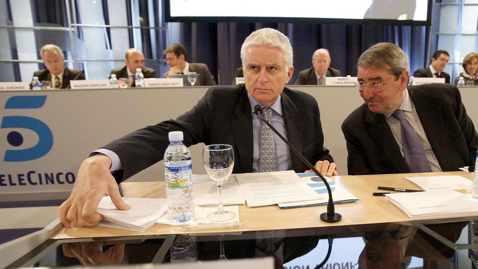 Foto: Paolo Vasile y Alejandro Echevarría, consejero delegado y presidente de Mediaset. (EFE)