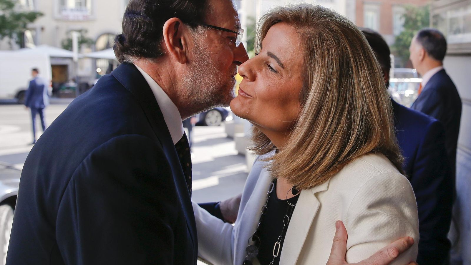 Foto: Rajoy embraces banez before an event in madrid