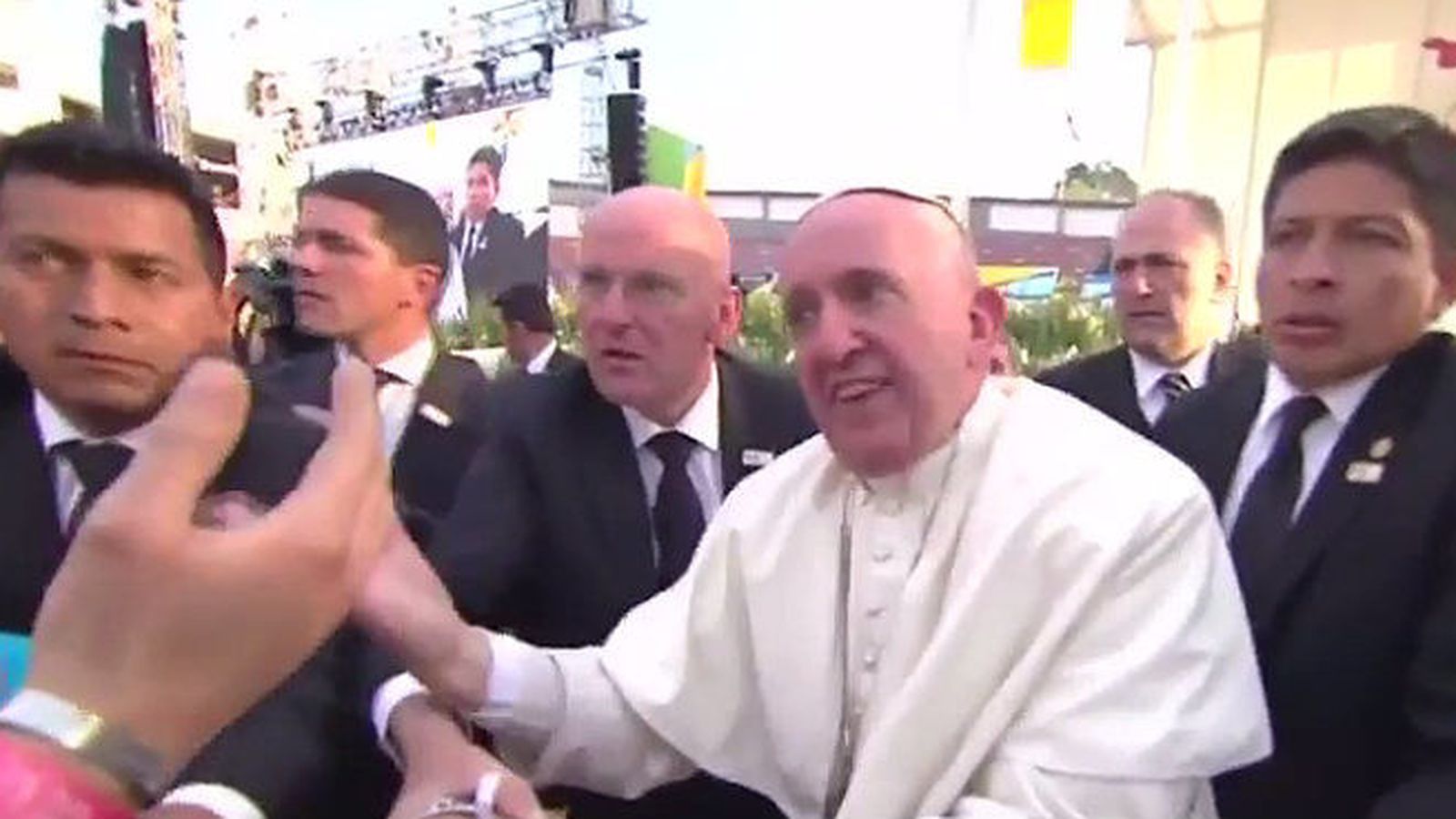 Foto: El Papa, enfadado con un fiel que casi le tira al suelo