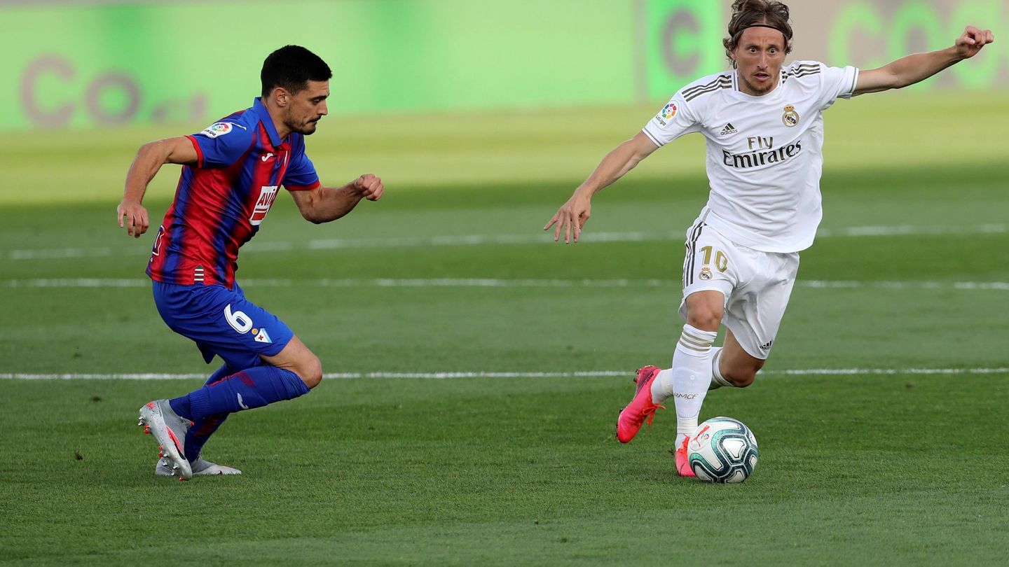 Luka Modric conduce un balón ante la presencia de Sergio Álvarez. (Efe)