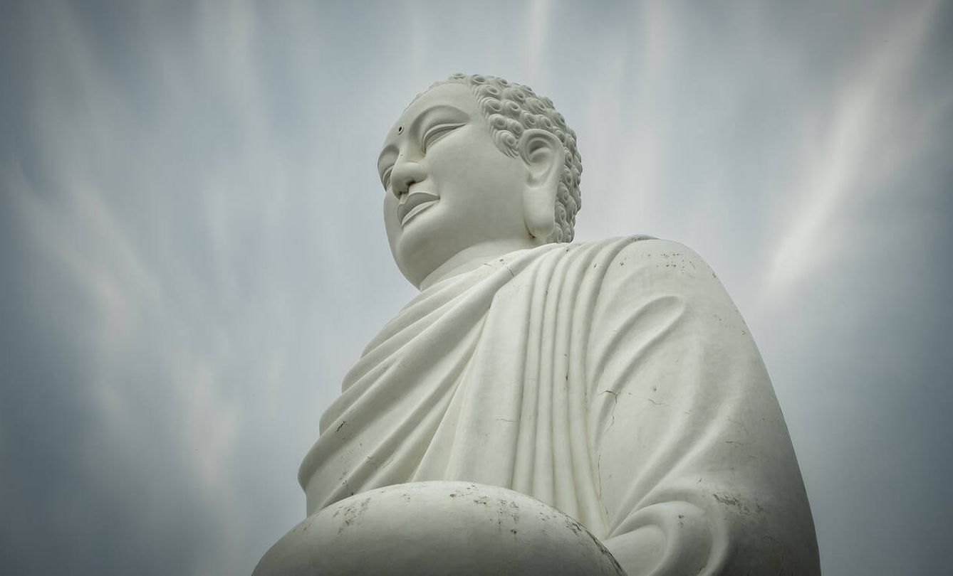 Estatua del Gran Buda en la pagoda Long Son en Nha Trang, Vietnam