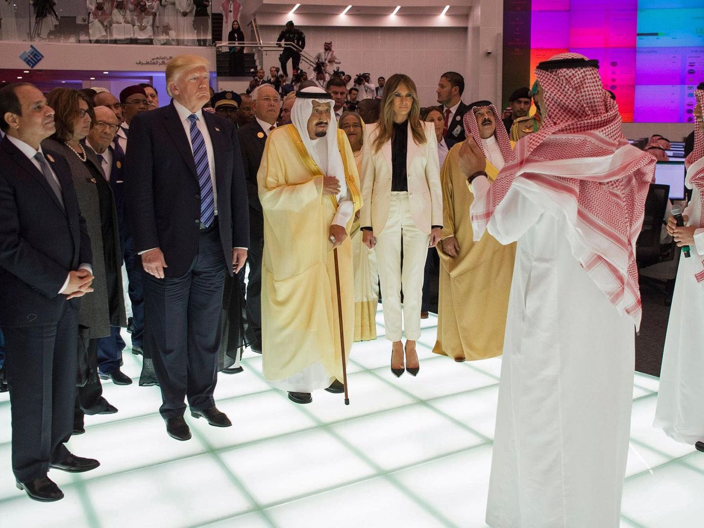Donald Trump y su esposa Melania son recibidos por el rey Salman bin Abdulaziz al-Saud de Arabia Saudí durante la inauguración de un nuevo Centro contra el Pensamiento Extremista en Riad, el 21 de mayo de 2017. (Reuters)